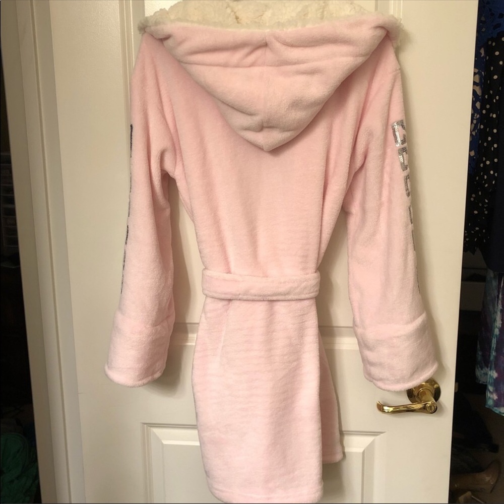 Robe - Picture 4 of 4